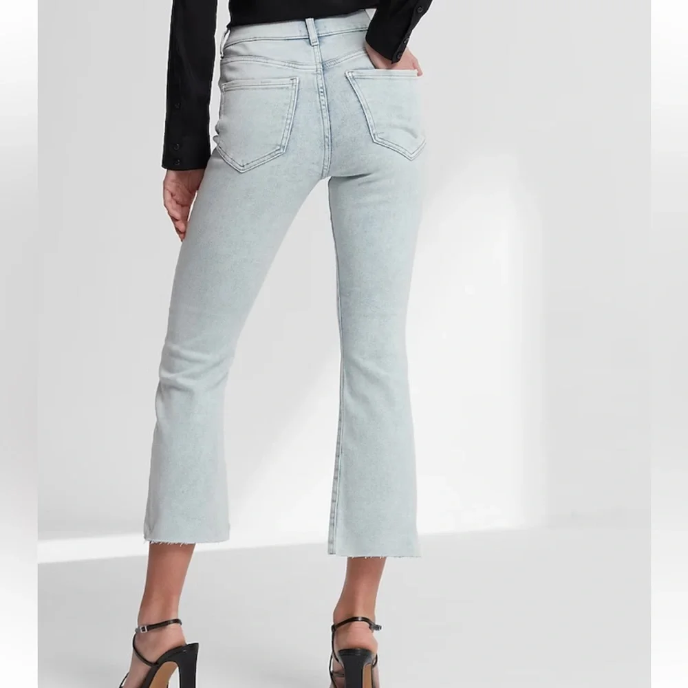 Express Women’s High Waisted Light Wash Raw Hem Cropped Flare Jeans, Size 8P - Picture 5 of 6